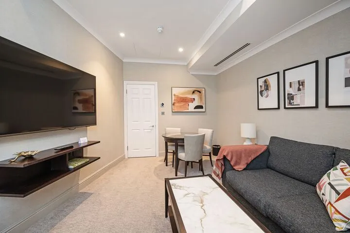 Bright one bedroom flat to rent in Bow Lane, London, EC4M 9A