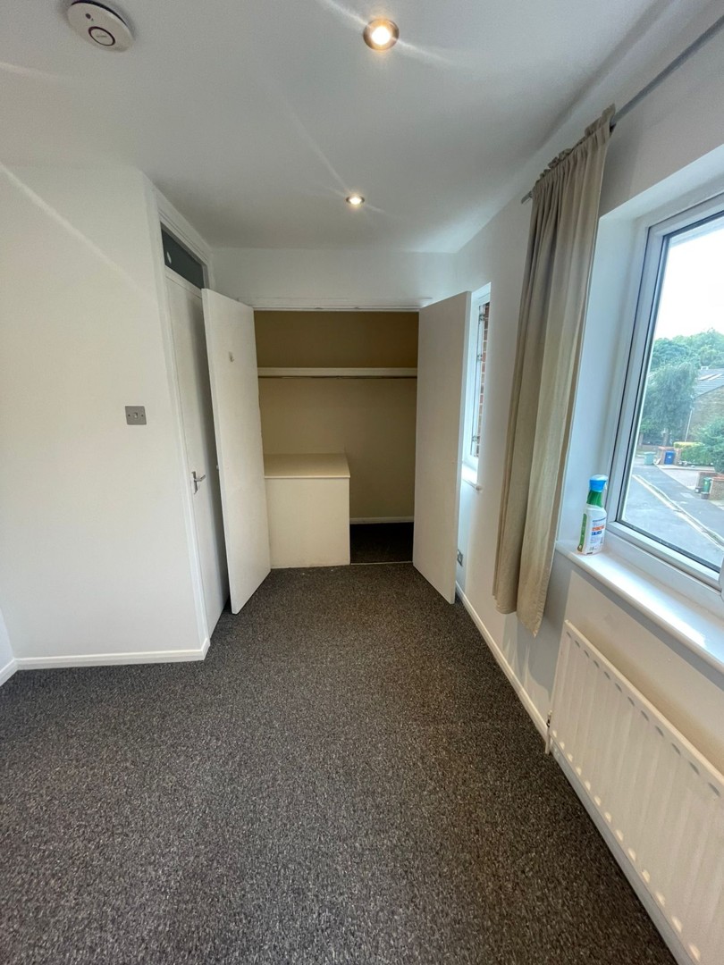 Double Room in A spacious double room is available now in a well-located 4-bedroom flat, ideal for someone looking to live in a central and well-connected part of East London. (SE16)
