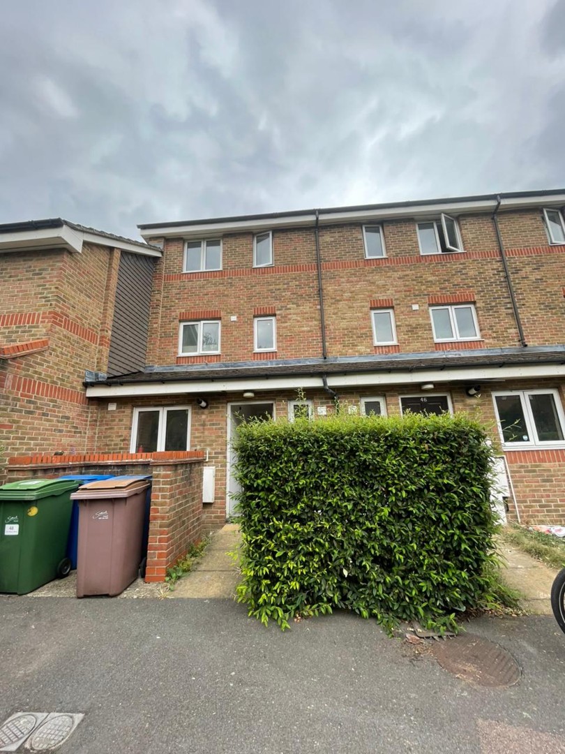 Double Room in A spacious double room is available now in a well-located 4-bedroom flat, ideal for someone looking to live in a central and well-connected part of East London. (SE16)