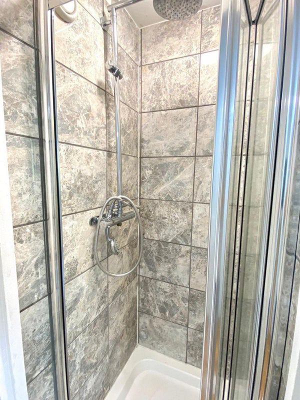 Double Room In Warwick Avenue