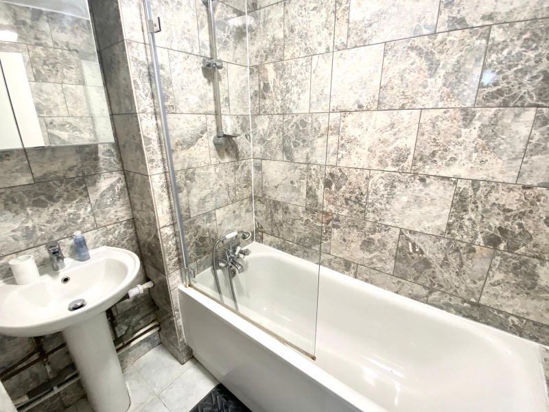 Double Room In Warwick Avenue