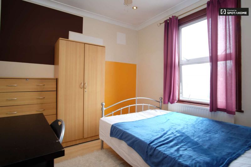 x3 doubles rooms in  Leytonstone