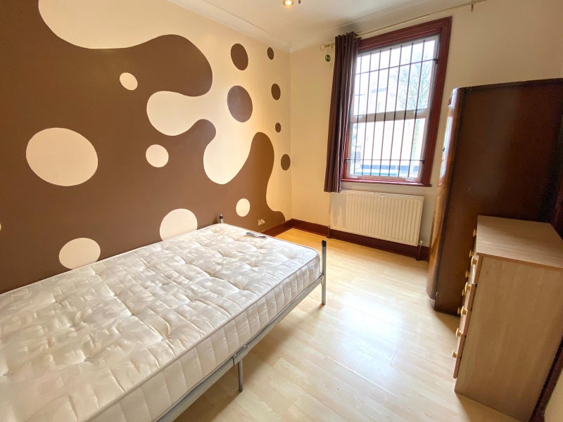 x3 doubles rooms in  Leytonstone