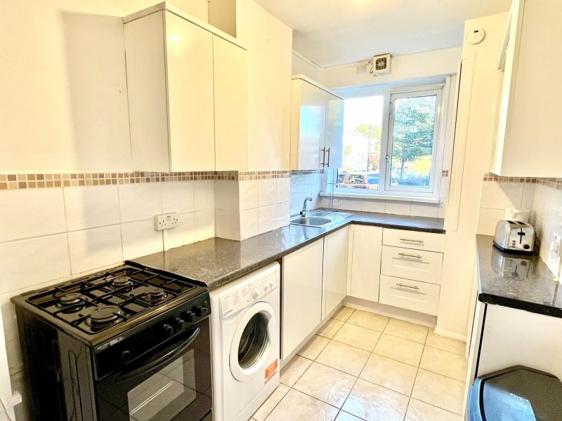 Great Room! 1St July! N1 3 Bed Flat No Living Room
