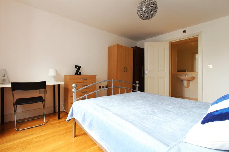 Spacious Ensuite Double room ☀️Limehouse! 