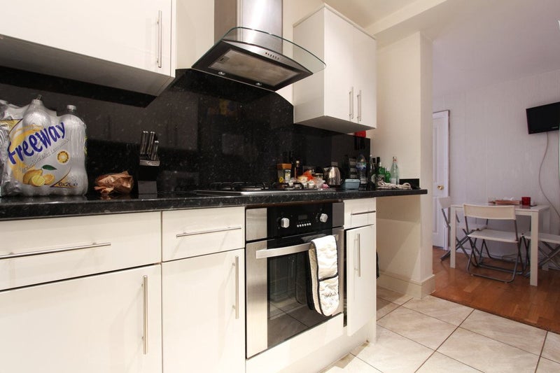  Room Available Now In Limehouse