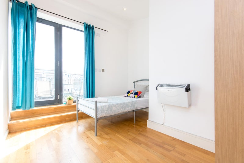  Room Available Now In Limehouse