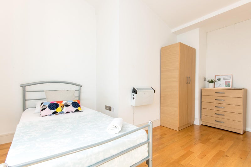  Room Available Now In Limehouse