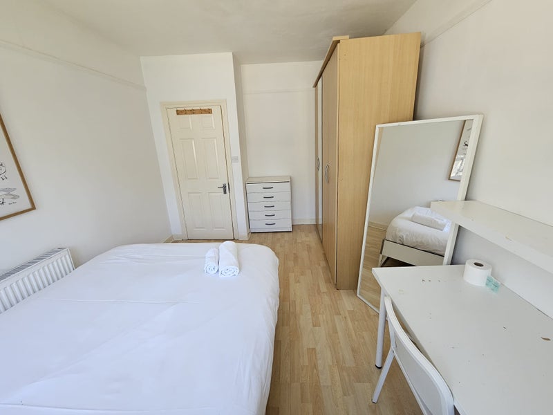 Beautiful Furnished Double Room in a Modern 4-Bed