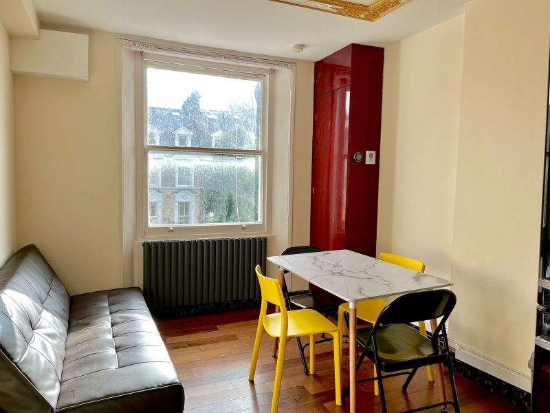 Ensuite Room in W9! Open Plan Kitchen! 3 Bed Flat