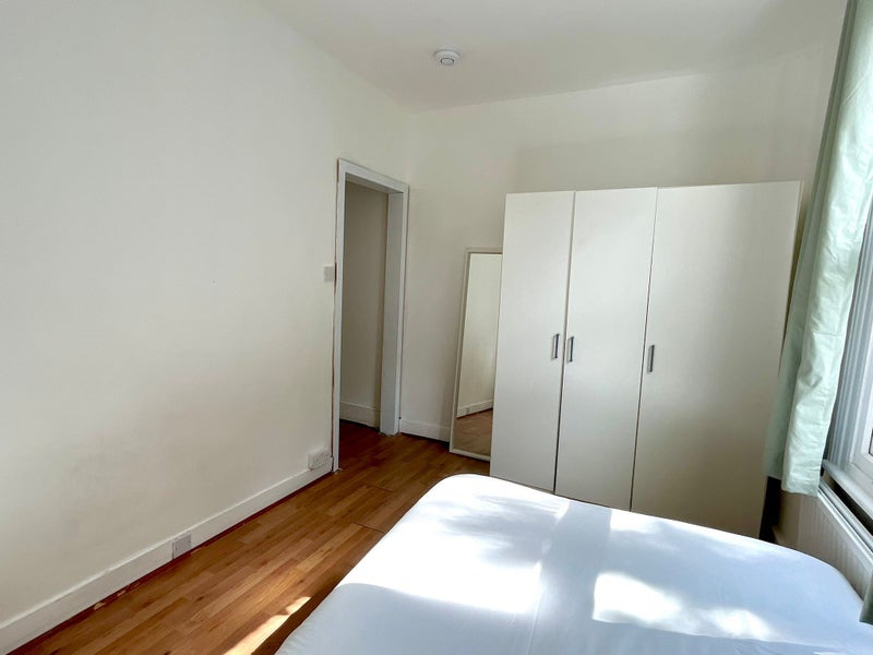 Double room near Tunrpike Lane