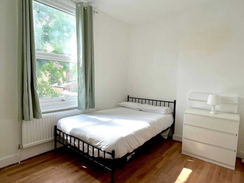 Double room near Tunrpike Lane