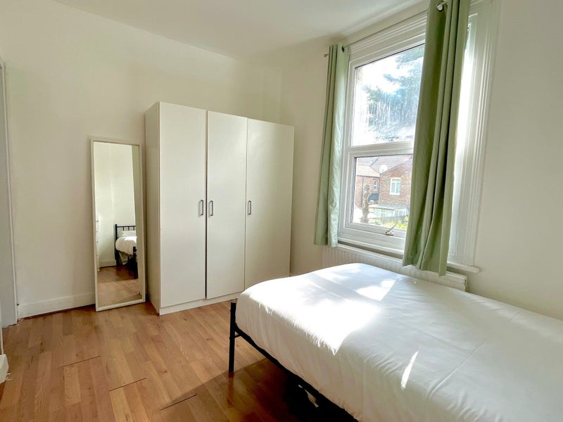 Double room near Tunrpike Lane