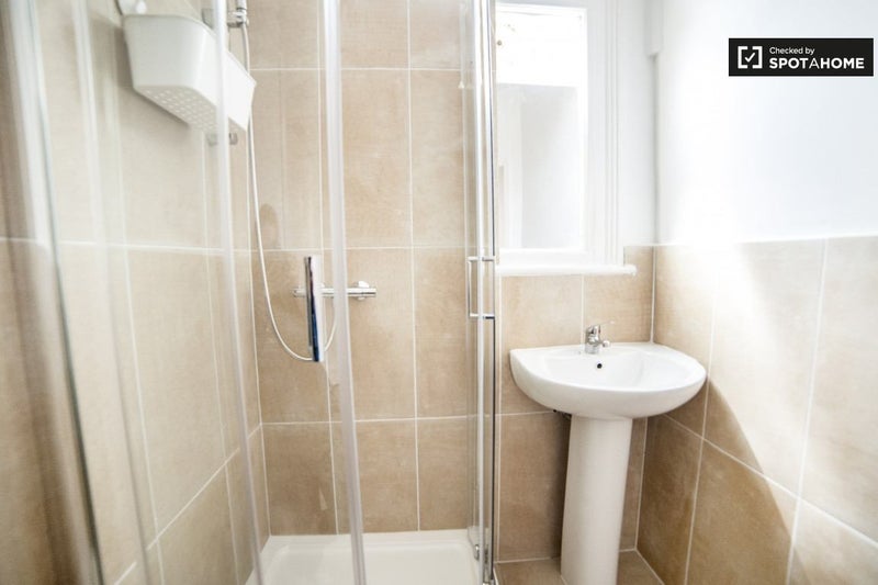 Double room near Tunrpike Lane