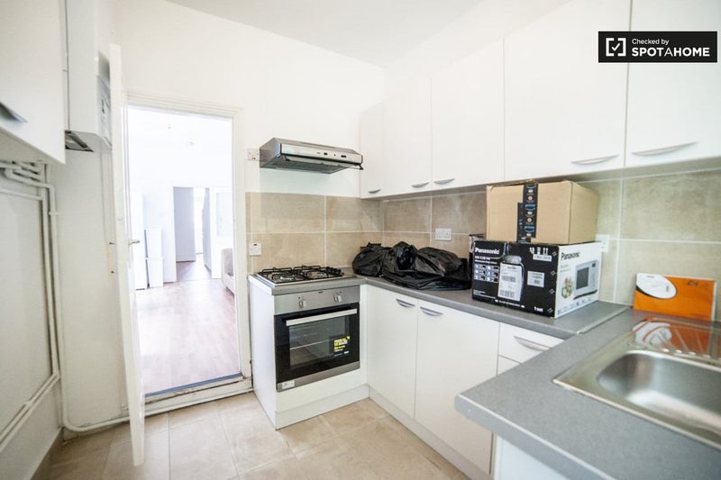 Double room near Tunrpike Lane