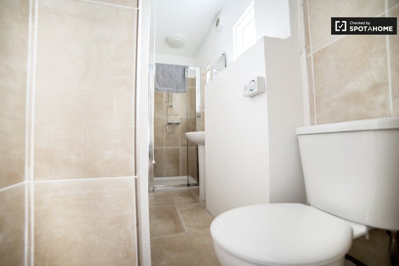 Double room near Tunrpike Lane