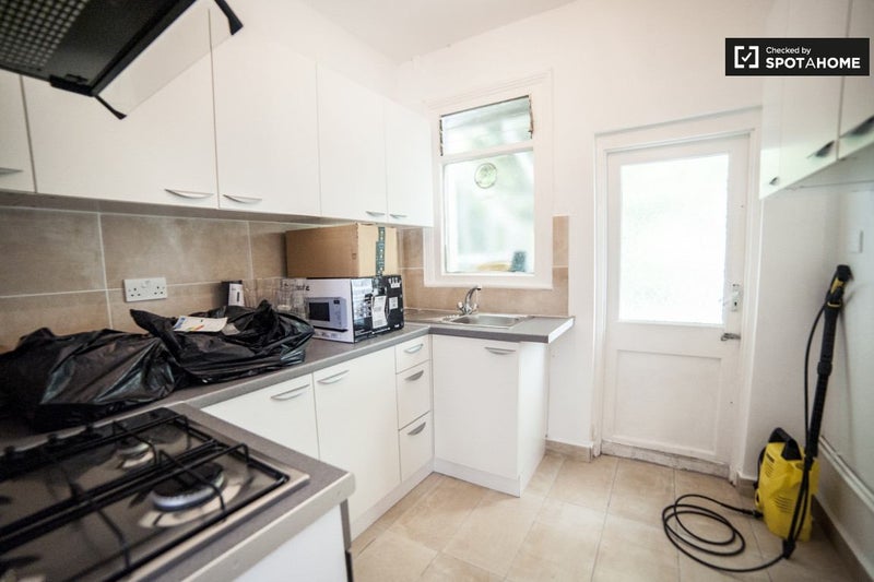 Double room near Tunrpike Lane