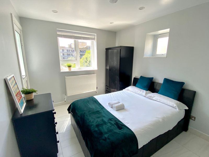 Semi- Ensuite Room In 3 Bed Flat!