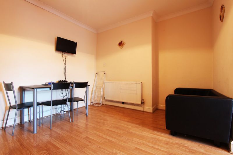 👉Spacious Room in E7!  Stratford! Move Asap