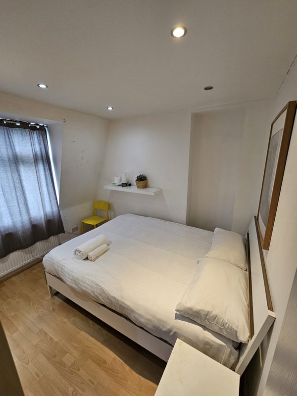 Beautiful Furnished Double Room in a Modern 4-Bed