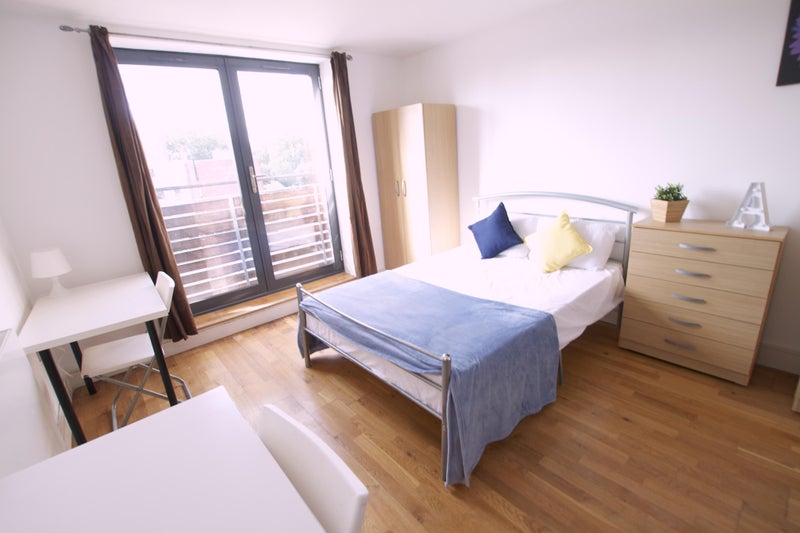 ++ Spacious Ensuite in a 3 Bedflat in Limehouse