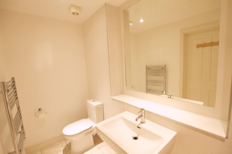 ++ Spacious Ensuite in a 3 Bedflat in Limehouse