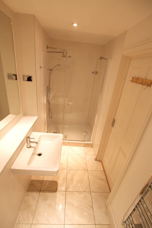 ++ Spacious Ensuite in a 3 Bedflat in Limehouse