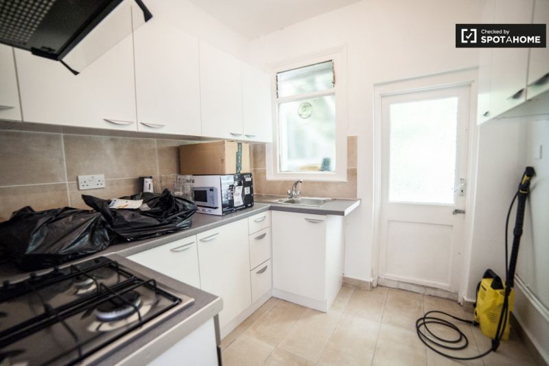 Double room Close Sirdar road