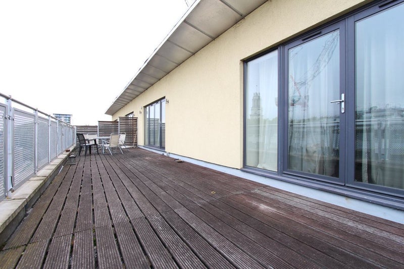 ☀️ Spacious & Modern Room + Terrace