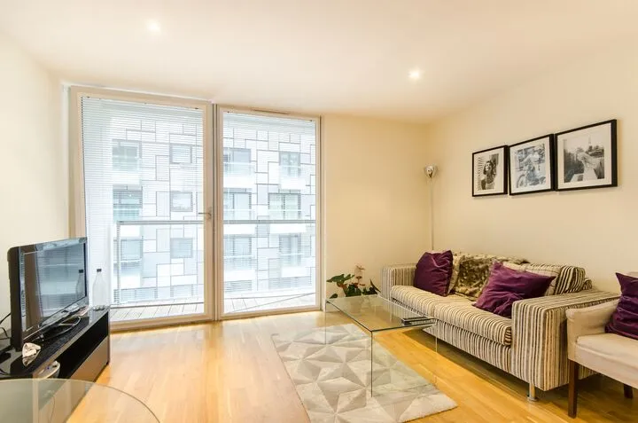 Bright one bedroom flat Caledonian Wharf
