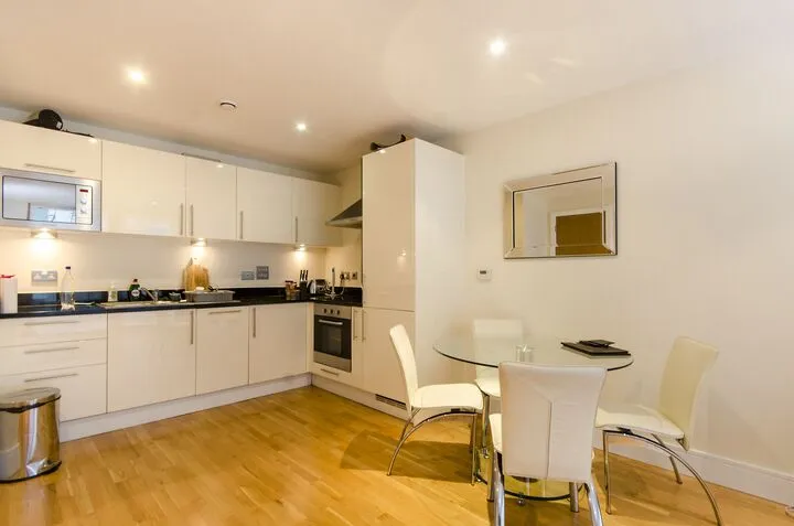 Bright one bedroom flat Caledonian Wharf