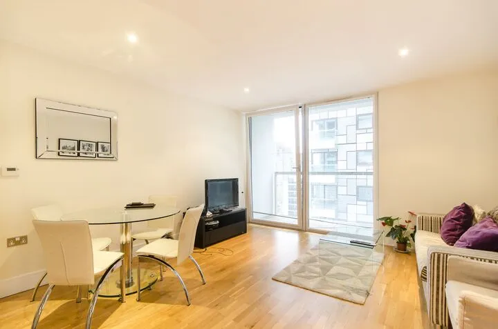 Bright one bedroom flat Caledonian Wharf