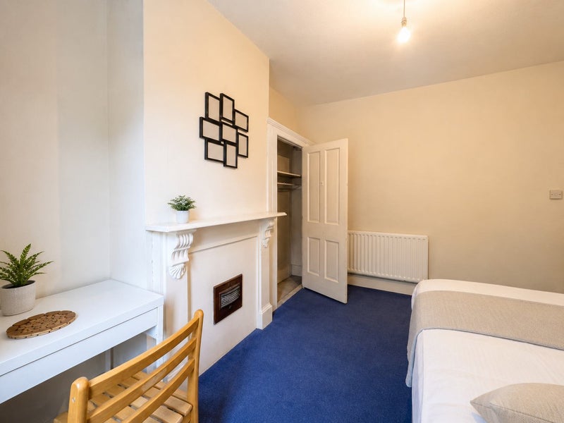 Bright Spacious Room / Manor Park - East Ham