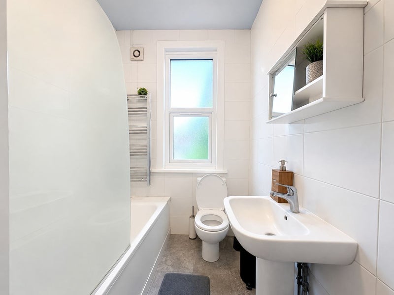 Bright Spacious Room / Manor Park - East Ham