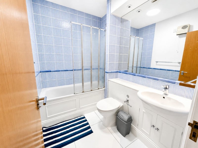 Bright Double Room Near Crossharbour DLR