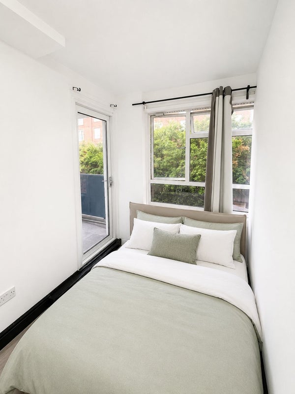 Bright Rooms in Newly Refurbished Flat