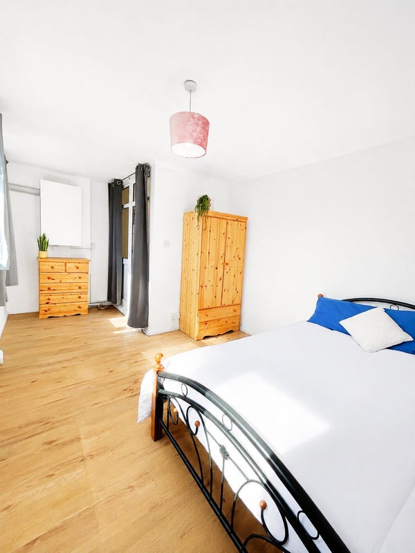 Bright Double Rooms near Aladgate East / Wapping