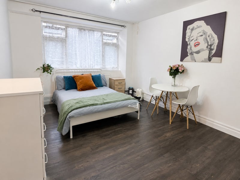 Spacious Double Room - King's Cross