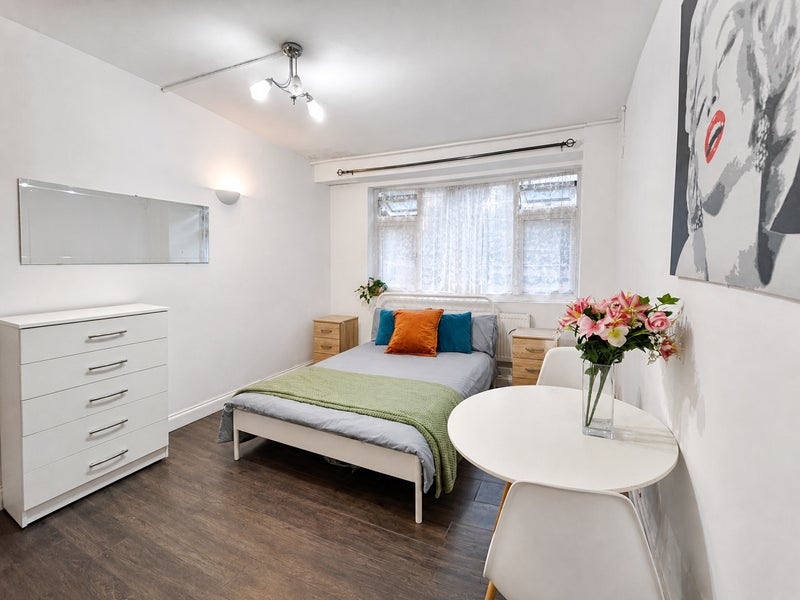 Spacious Double Room - King's Cross