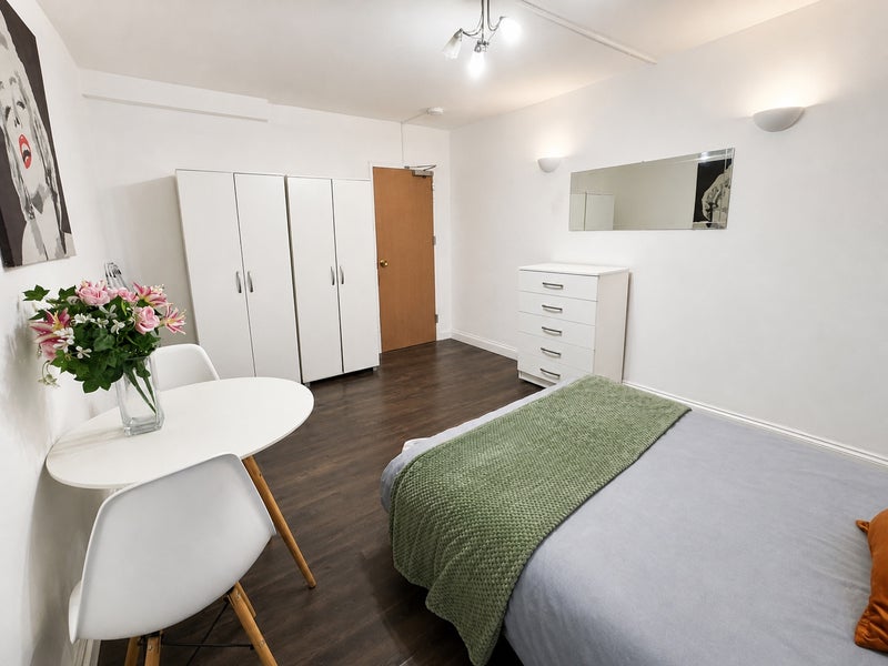 Spacious Double Room - King's Cross