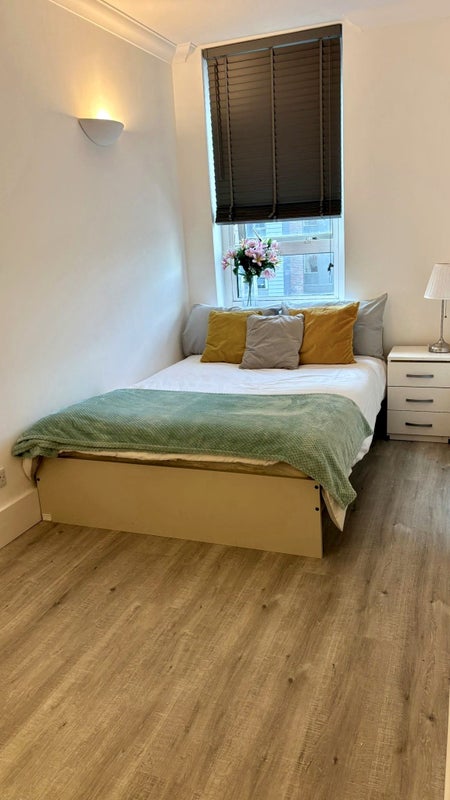 Bright Double Room with Desk - Crossharbour