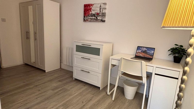 Bright Double Room with Desk - Crossharbour