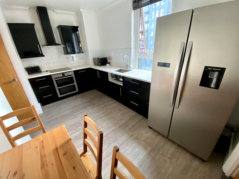 Bright Double Room with Desk - Crossharbour