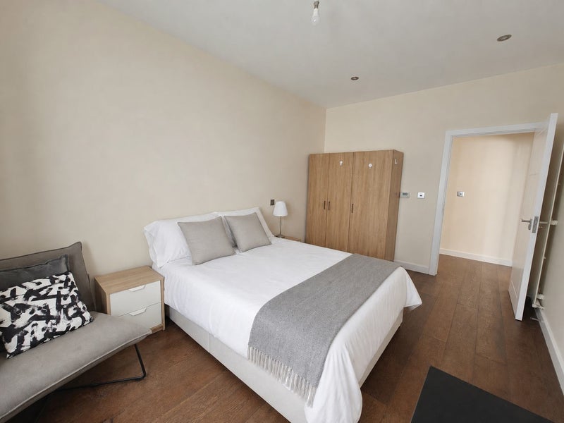 Big Double Room in Modern Flat / Zone 2