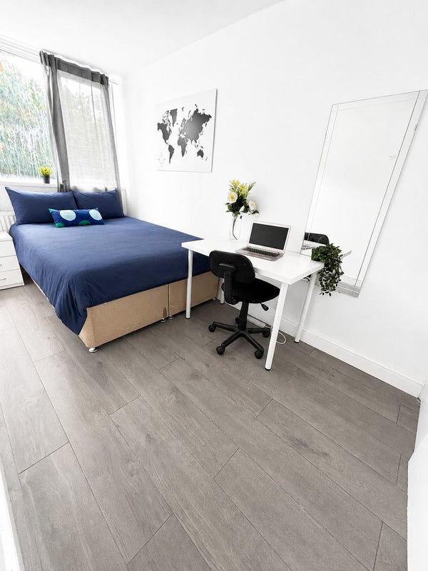 Bright Double Rooms near Zone 1