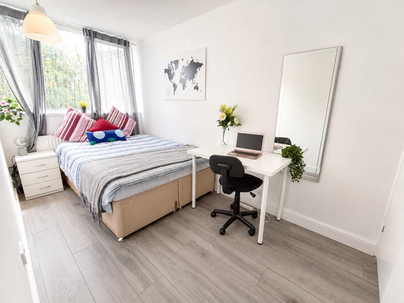 ⭐  Great Value Double Room Near Oval Station