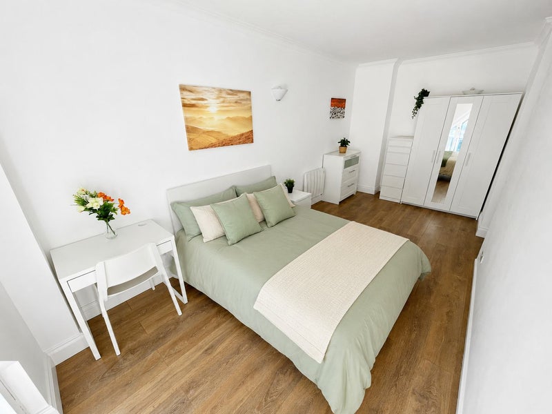 Bright Double Room in Modern Flat
