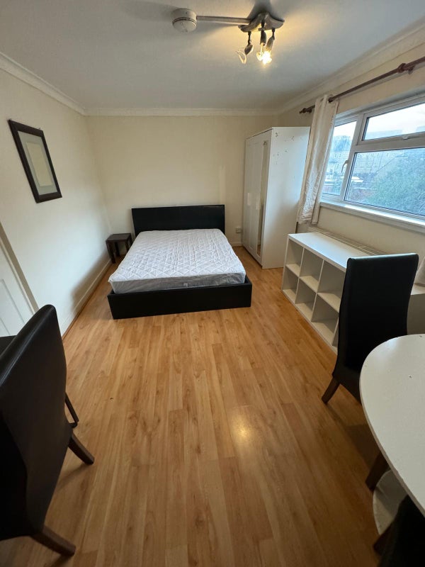 Spacious Double room near Canning Town 