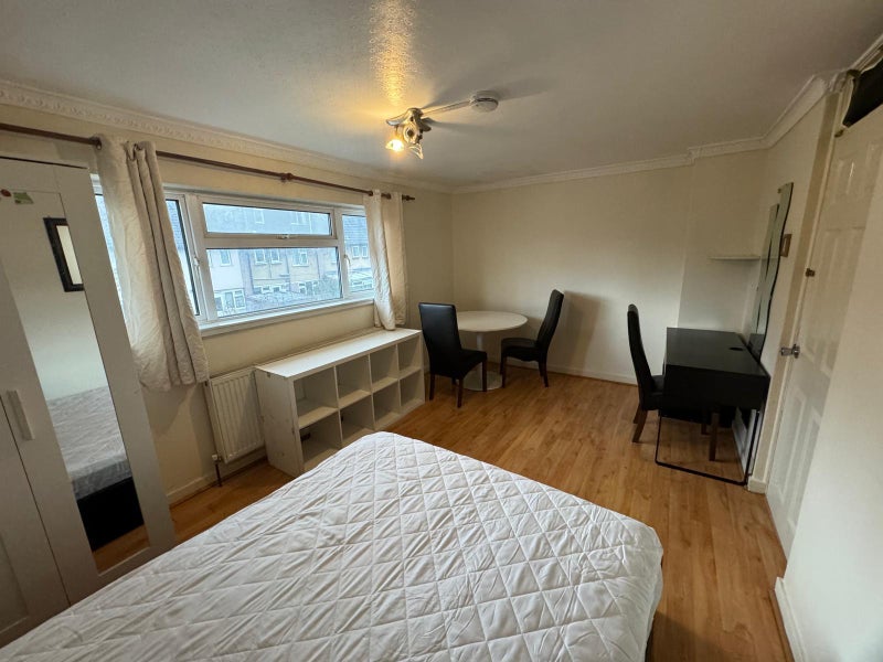 Spacious Double room near Canning Town 