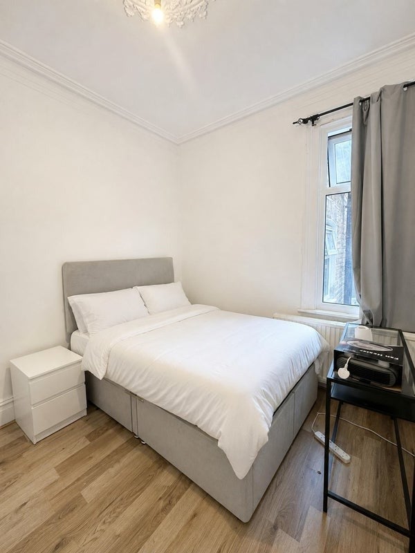 Bright Victorian Loft | Surrey Quays (SE8)